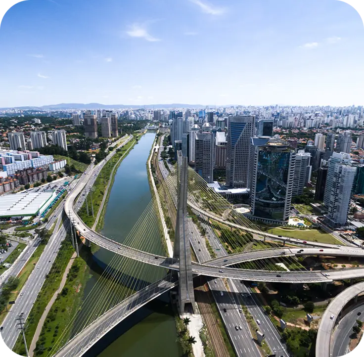 Marginal Pinheiros e a ponte estaiada vistas do alto, em São Paulo