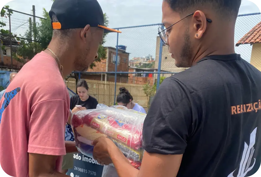 Entrega de cesta básica do Projeto 1C5C da FR Prime Imóveis, em Barra Mansa